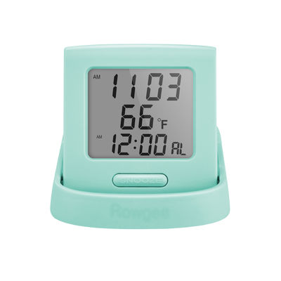 Une horloge numérique moderne avec jour et date légère