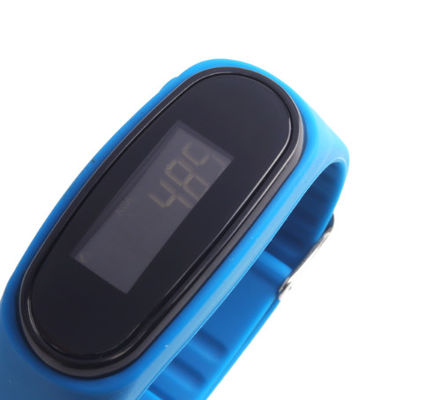 L'ABS bleu foncé est un moniteur de marche pour hommes.