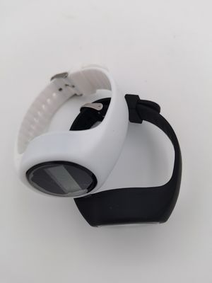 Un bracelet en silicone numérique avec un compteur de distance de plusieurs couleurs