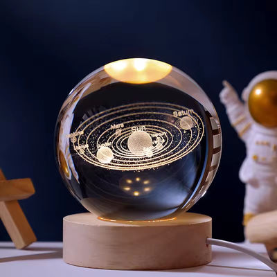 Boule de cristal laser gravée en 3D avec éclairage LED Souvenir de boule de cristal à base de bois