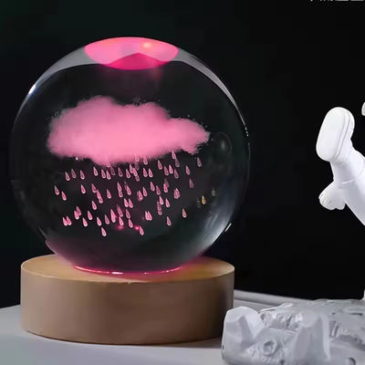 OEM Boule de cristal en bois alimentée par USB lumière LED Boule de cristal Statue Artisanat Stand Décoration de la maison