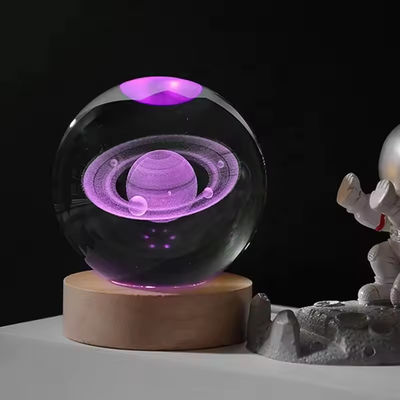 OEM Boule de cristal en bois alimentée par USB lumière LED Boule de cristal Statue Artisanat Stand Décoration de la maison
