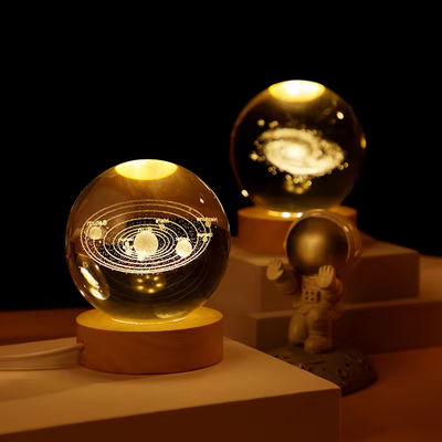 Boule de cristal laser gravée en 3D avec éclairage LED Souvenir de boule de cristal à base de bois