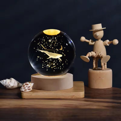 Lumière LED à alimentation USB en bois Statue à bille de cristal Artisanat Décoration de table