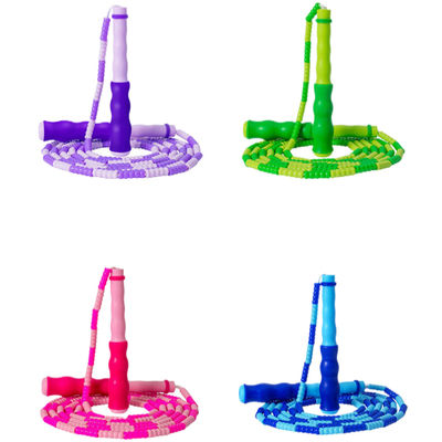 Corde à sauter Corde en nylon à perles douces avec une longueur réglable et des poignées ondulées Conçues pour l'exercice modéré et le fitness des enfants
