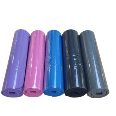 Tapis de yoga en PVC fabriqué à partir d'un matériau écologique très élastique, parfait pour les séances de yoga, de fitness, les siestes et les longues périodes assises. Disponible.