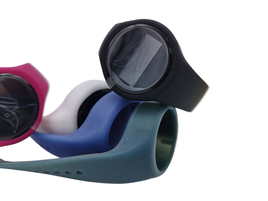 Un bracelet en silicone numérique avec un compteur de distance de plusieurs couleurs